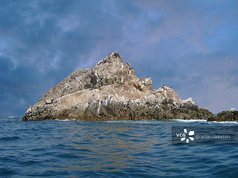 墨西哥海中巨石上的鸟图片素材