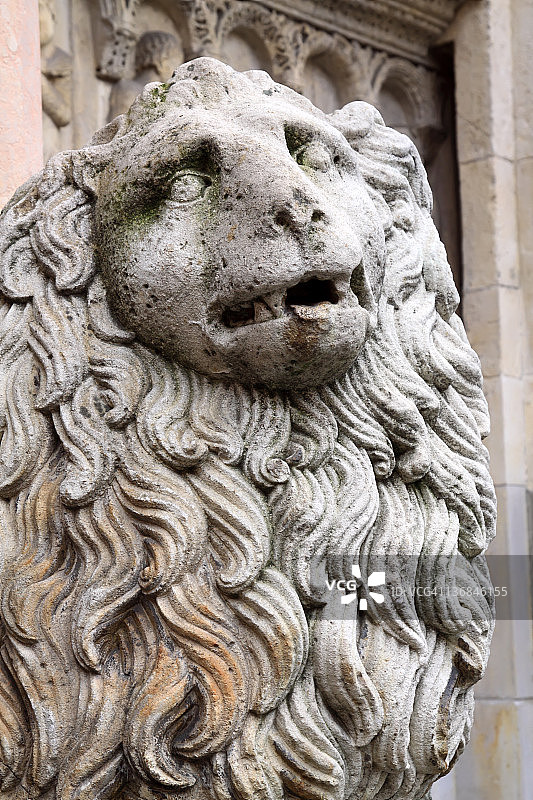 摩德纳大教堂：主入口的狮子雕像图片素材