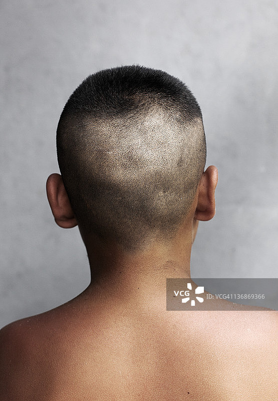 男孩剃光的后脑勺图片素材