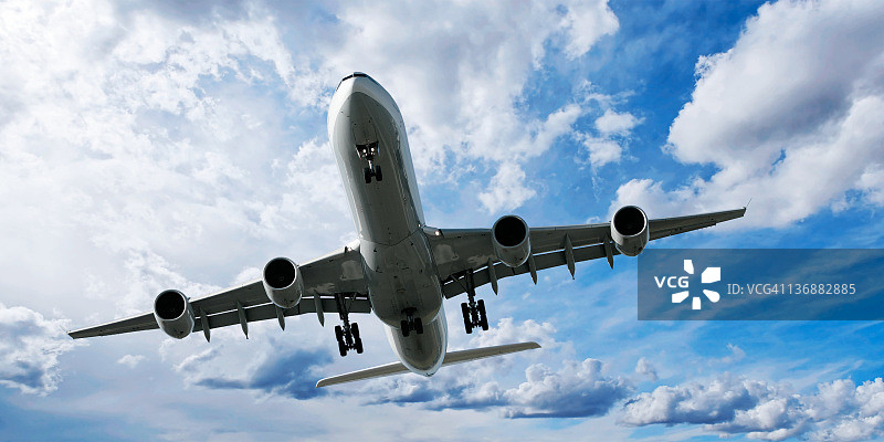 喷气式飞机在晴朗的天空着陆图片素材