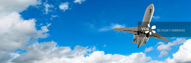 企业公务机降落在明亮的天空图片素材