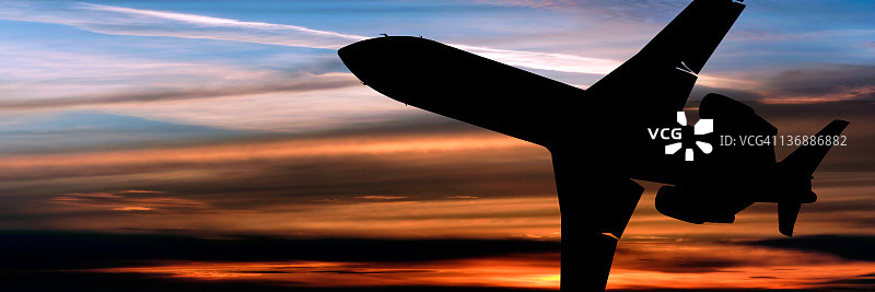 企业公务机黄昏飞行图片素材