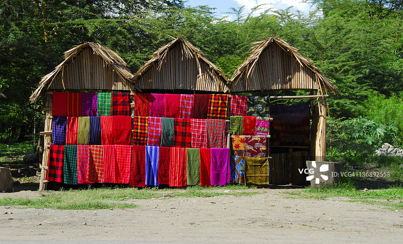 坦桑尼亚路边出售的传统彩色马赛毛毯图片素材