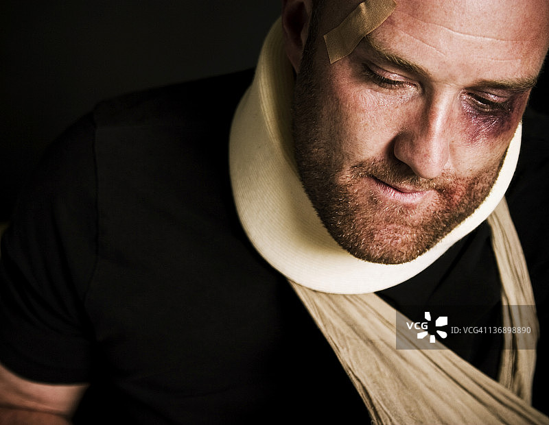 颈托和手臂吊带的受伤男子图片素材