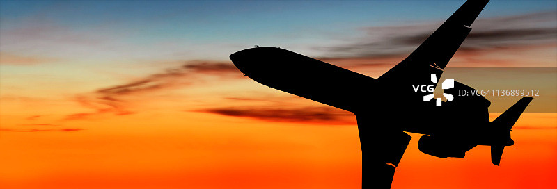 企业公务机黄昏飞行图片素材