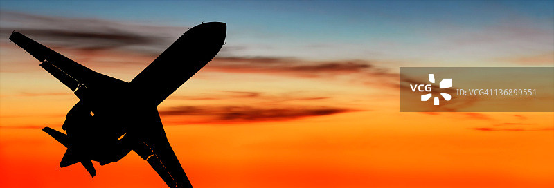 黄昏公务机起飞图片素材