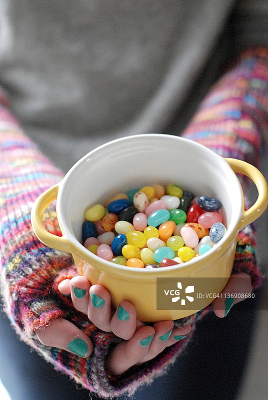 盘中的彩色糖豆图片素材