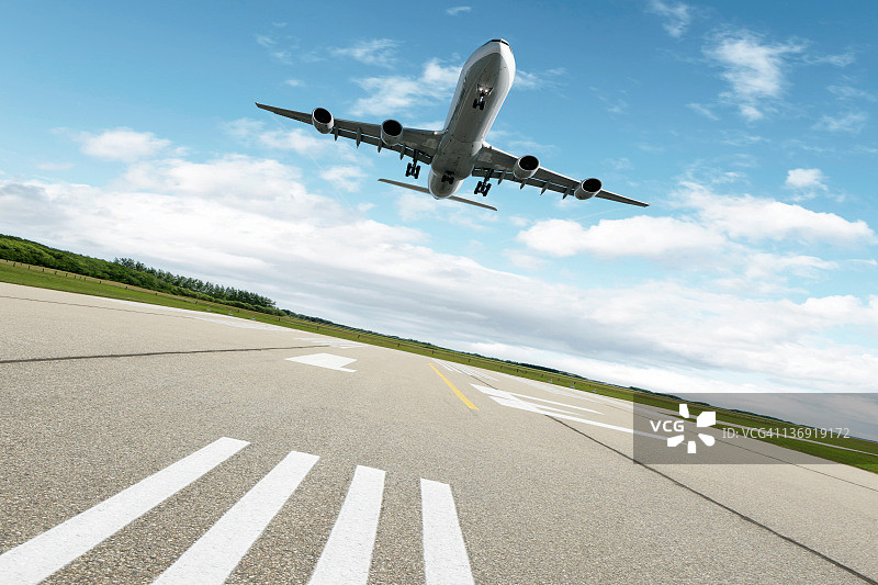 喷气式飞机着陆图片素材