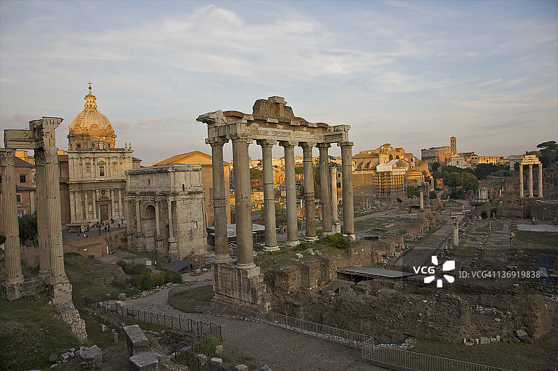 午后时分的古典柱和拱门图片素材