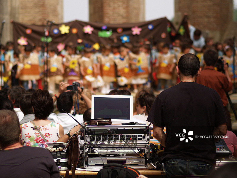 在舞台上的儿童图片素材