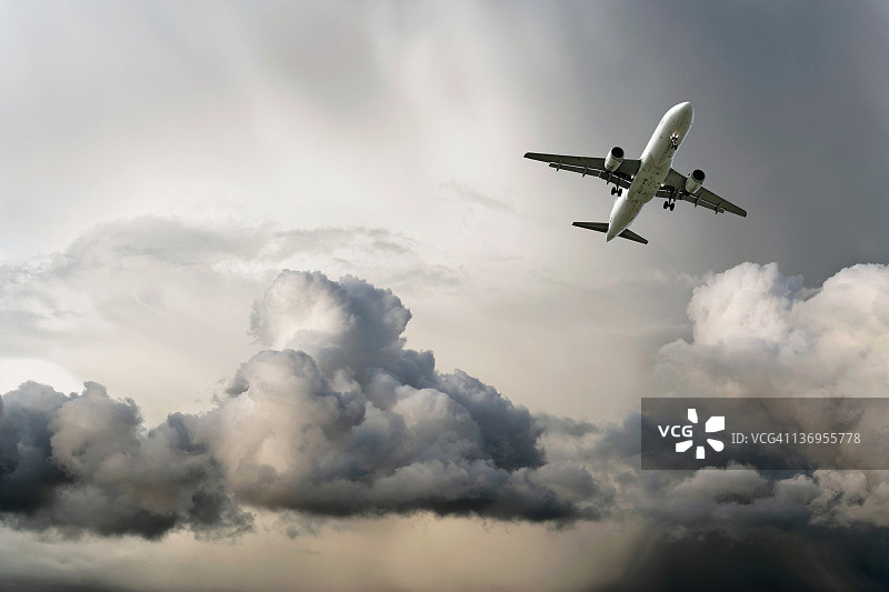 喷气式飞机在暴风雨中降落图片素材
