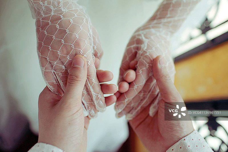 新娘和新郎手牵着手图片素材