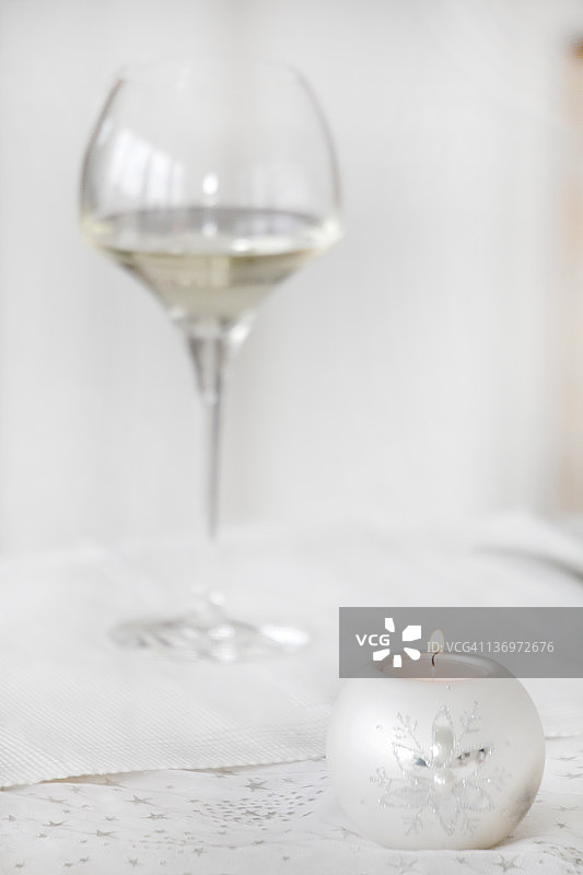 蜡烛火焰和白葡萄酒图片素材