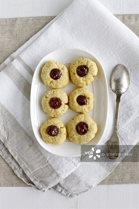 椭圆盘子上的饼干图片素材
