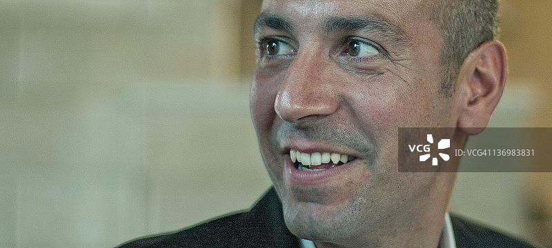 微笑的男人肖像图片素材