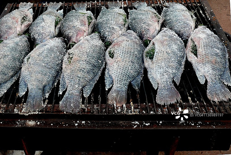 涂抹盐和香茅的鱼图片素材