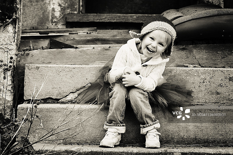 在老房子台阶上的小女孩图片素材