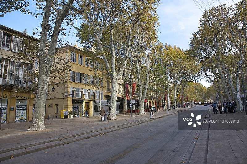 空旷的街道，秋天的树木图片素材