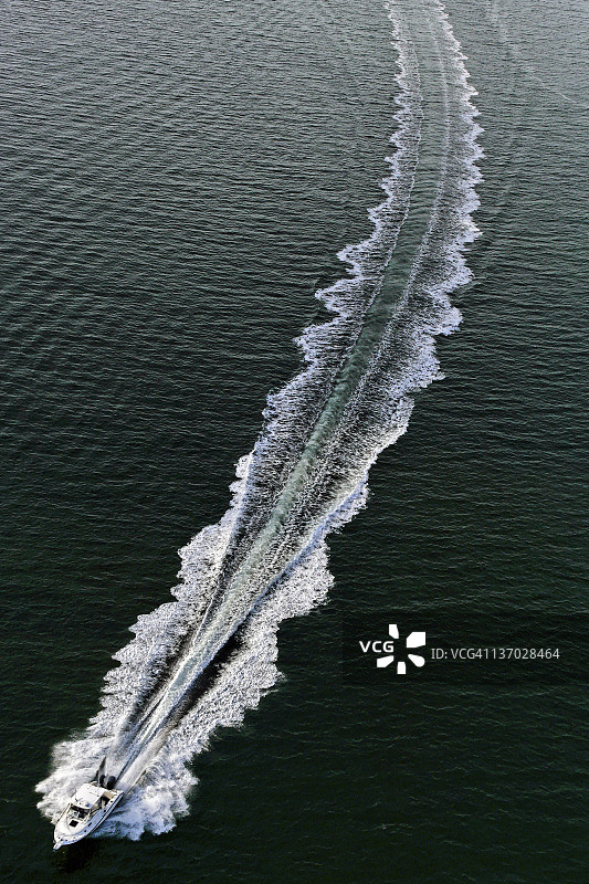 摩托艇水花飞溅图片素材