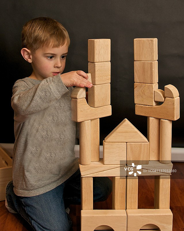 玩木制积木的小男孩图片素材