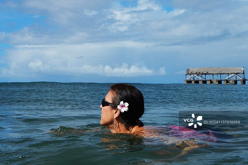 在哈纳雷湾游泳的女孩图片素材