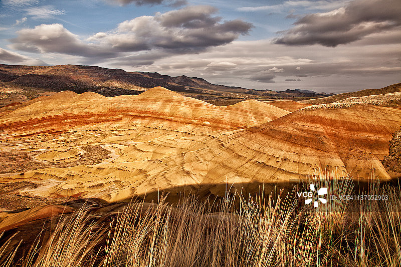 阳光照亮彩绘山图片素材