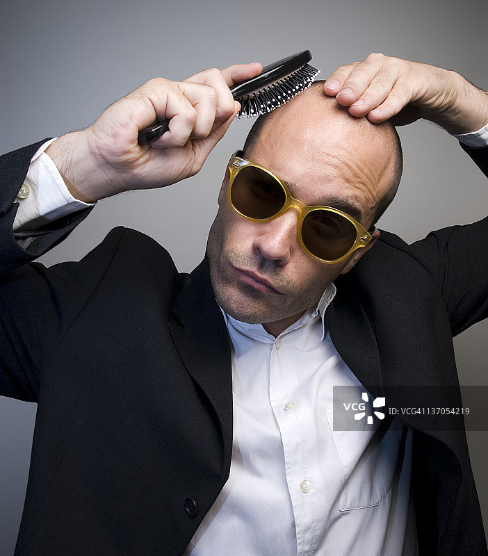 梳头的秃头男人图片素材