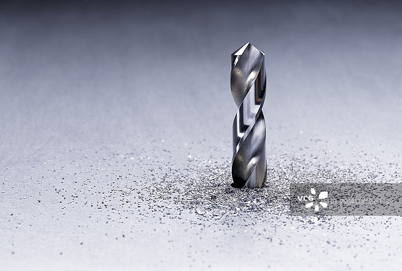 钻头钻透金属图片素材