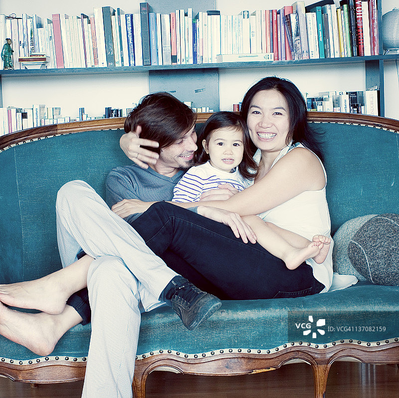 一家人在沙发上放松，肖像图片素材