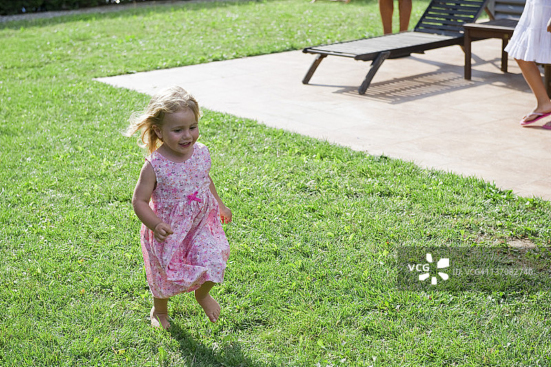 小女孩在户外玩耍图片素材