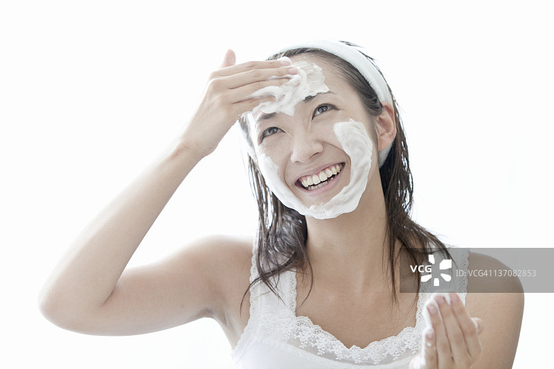 女人洗脸，日本东京图片素材