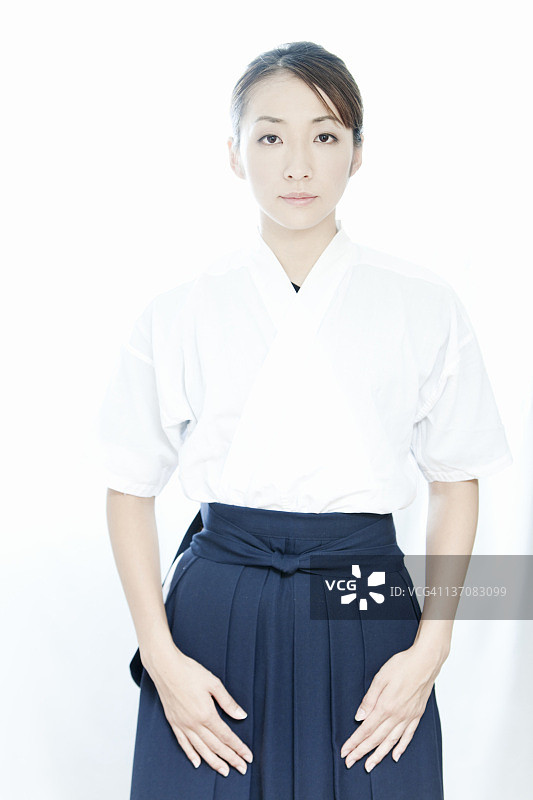 身穿弓道服的女子肖像，日本东京图片素材