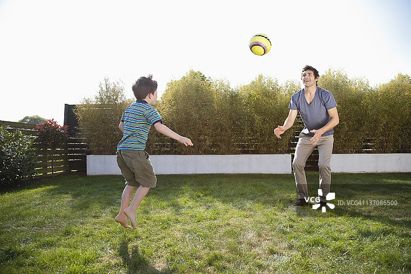 父子在后院踢足球图片素材