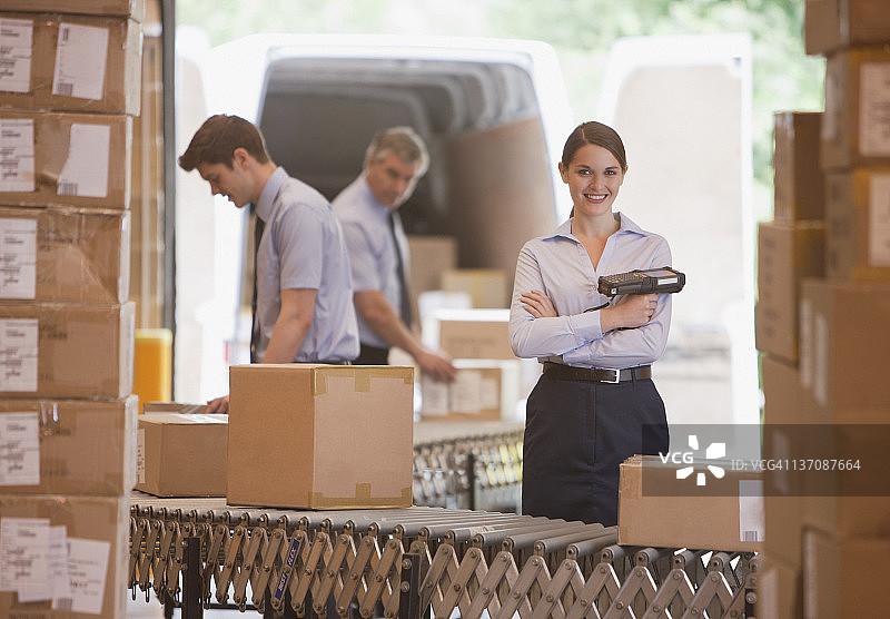 在航运仓库中手持扫描仪的女人图片素材