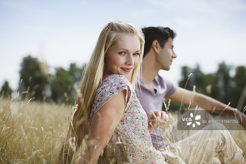 情侣坐在乡村田野中图片素材