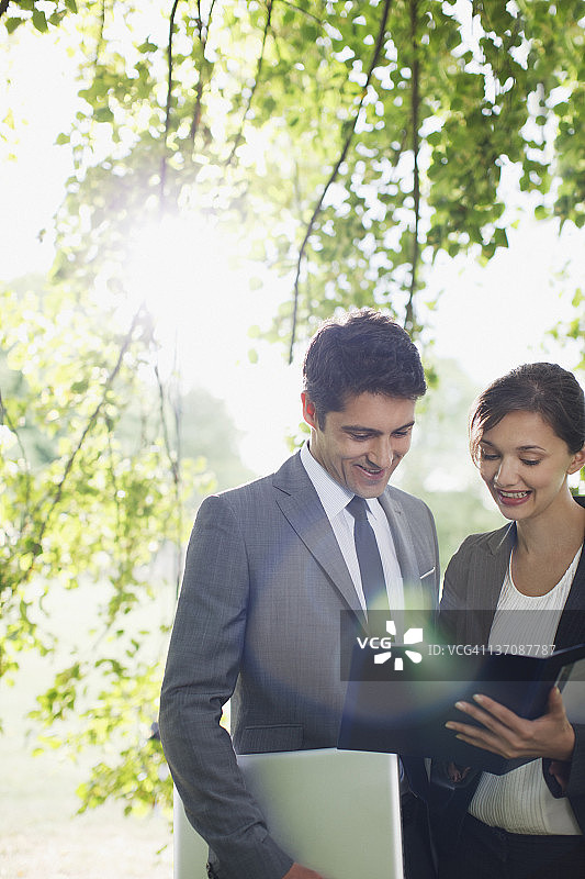 商务人士在户外一起看报告图片素材