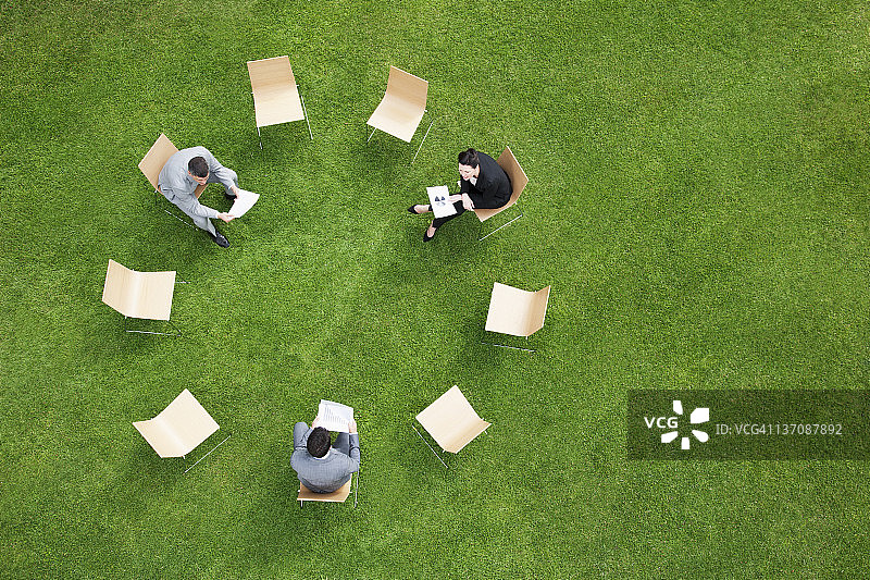 商务人士户外会议图片素材