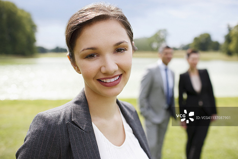 户外商务人士并肩站立图片素材