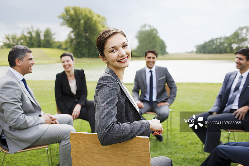 商务人士户外会议图片素材