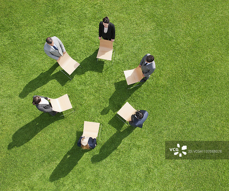 户外会议中站成一圈的商务人士图片素材