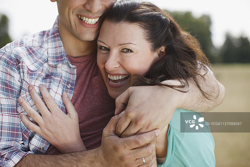 快乐情侣拥抱特写图片素材