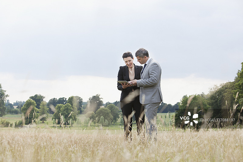 商务人士在户外使用平板电脑图片素材