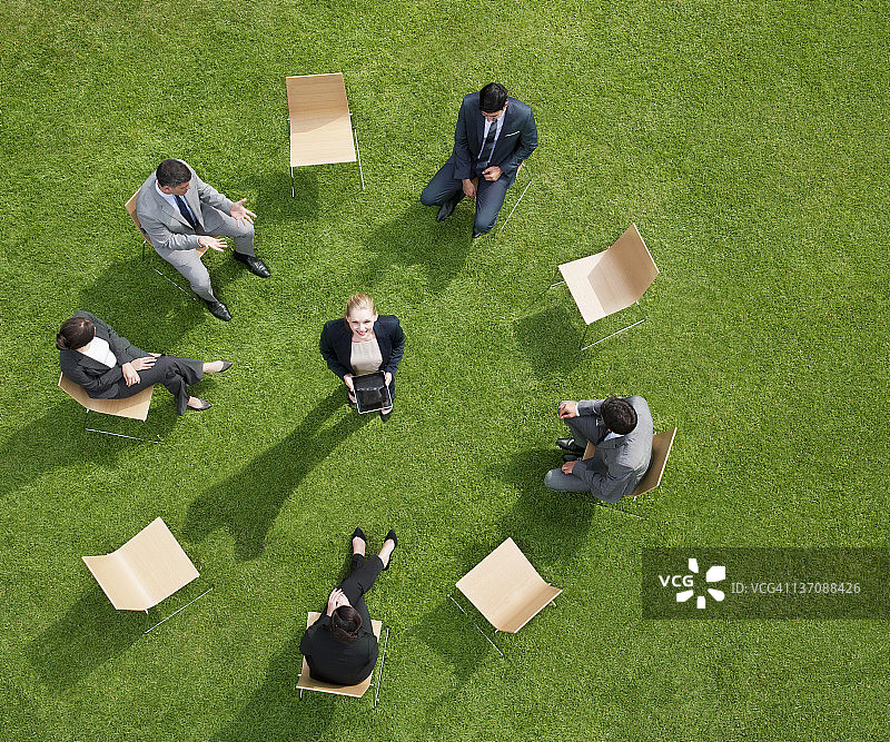 商务人士户外会议图片素材