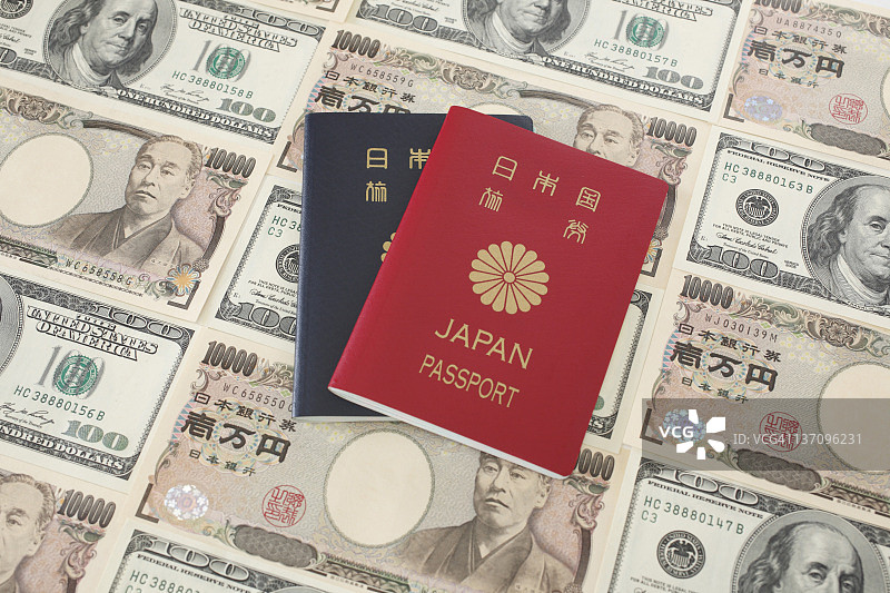 日本纸币上的日本护照图片素材