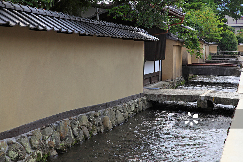日本本州岛京都府京都的武士宅邸中的明神川图片素材