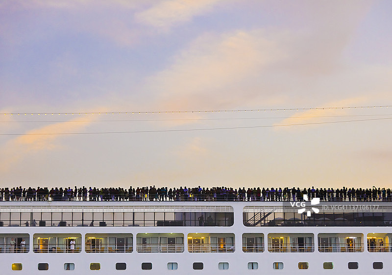 游轮顶层甲板上的乘客图片素材