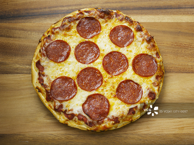 木板上的萨拉米披萨图片素材