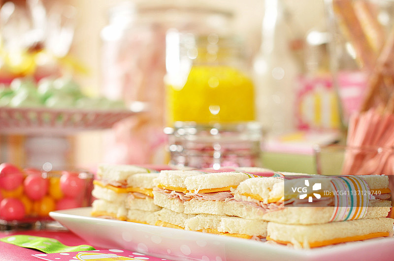 糖果自助餐桌上的包装三明治图片素材