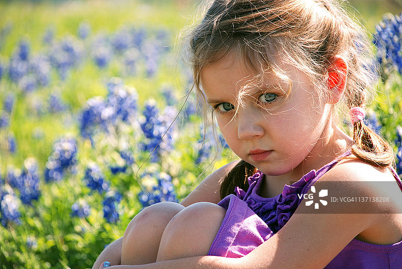 在矢车菊花田中撅嘴图片素材