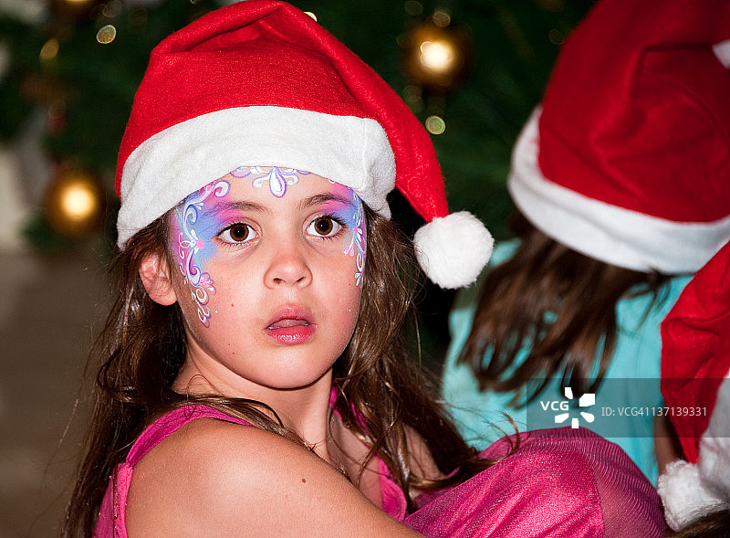 等待圣诞老人到来的女孩图片素材